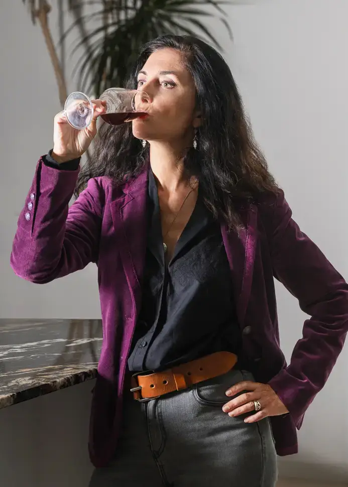 Audrey Formosa oenologue conseil en dégustation de vins avec un client